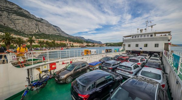 01.08.2023., Makarska -  Trajekt  na liniji Makarska Sumartin. Photo: Zvonimir Barisin/PIXSELL