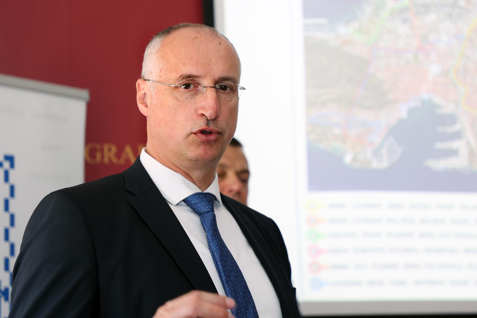 01.09.2023-Split-Gradonacelnik Ivica Puljak i direktor tvrtke Prometa Stanko Sapunar odrzali konferenciju za novinare o novim linijama javnoga gradskog prijevoza koje se uvode u sklopu provedbe gradske politike urbane mobilnosti. Dodatne linije bi se trenale realizirati do Bozica. Photo: Ivana Ivanovic/PIXSELL