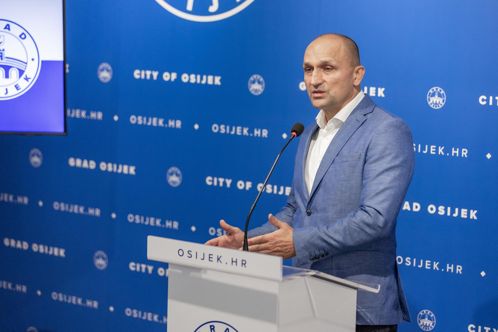 02.08.2023., Osijek - Zupan Osjecko-baranjske zupanije Ivan Anusic na konferenciji za medije izvijestio je o pocetku izgradnje centra izvrsnosti kompanije Jabil Inc. u Osijeku. Photo: Davor Javorovic/PIXSELL
