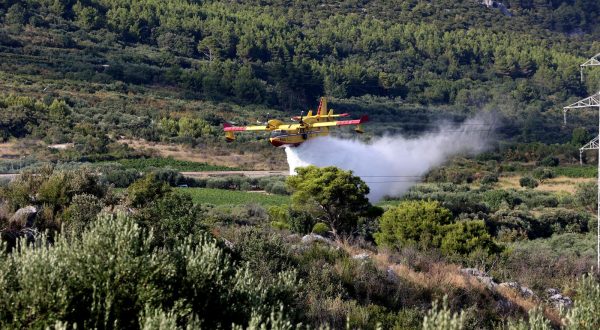 02.08.2023., Kastela - Dva kanadera i jedan Air Tractor uspjesno lokalizirali pozar koji je buknuo u blizini kuća Photo: Ivana Ivanovic/PIXSELL