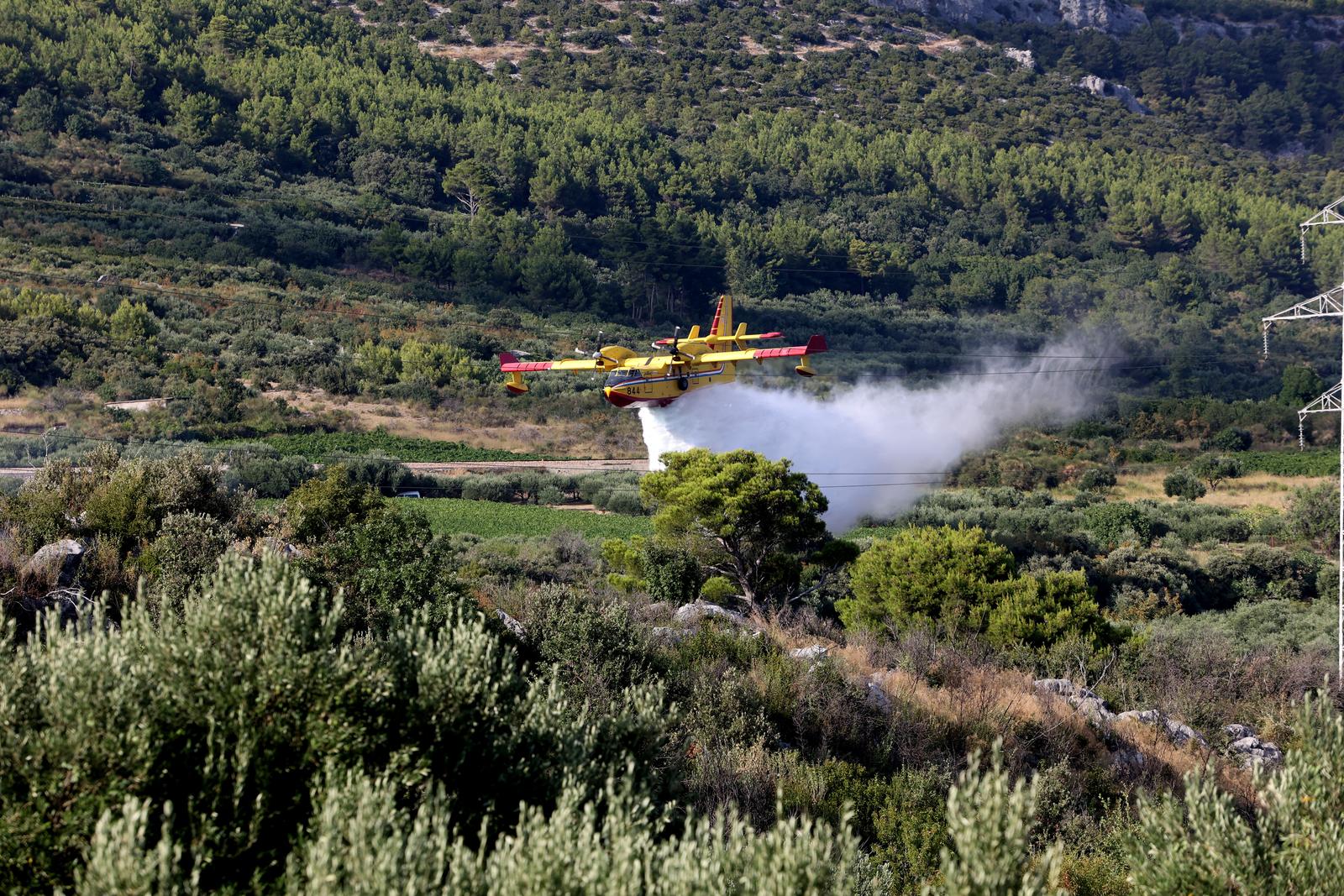 02.08.2023., Kastela - Dva kanadera i jedan Air Tractor uspjesno lokalizirali pozar koji je buknuo u blizini kuća Photo: Ivana Ivanovic/PIXSELL