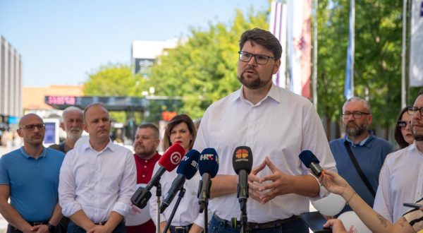 02.09.2022., Osijek -Predsjednik SDP-a Pedja Grbin dao je izjavu za novinare i predstaviti plan za besplatne vrtice bez financijske participacije roditelja  Photo: Borna Jaksic/PIXSELL