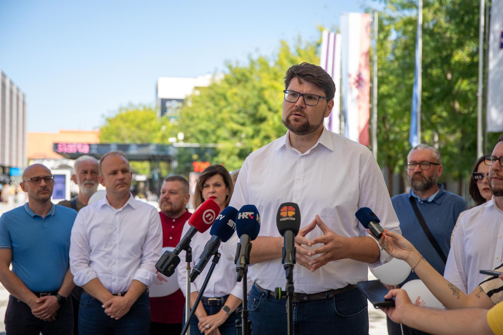 02.09.2022., Osijek -Predsjednik SDP-a Pedja Grbin dao je izjavu za novinare i predstaviti plan za besplatne vrtice bez financijske participacije roditelja  Photo: Borna Jaksic/PIXSELL