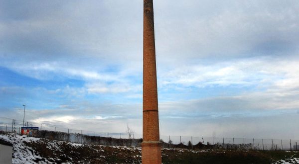 03.01.2015., Slavonski Brod - Stari tvornicki dimnjak podsjeca Brodjane na vremena kada su tvornice bile otvorene."nPhoto: Ivica Galovic/PIXSELL