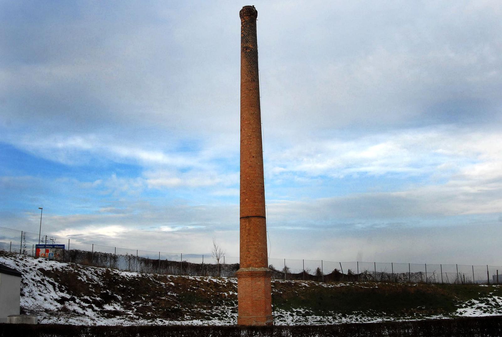 03.01.2015., Slavonski Brod - Stari tvornicki dimnjak podsjeca Brodjane na vremena kada su tvornice bile otvorene."nPhoto: Ivica Galovic/PIXSELL