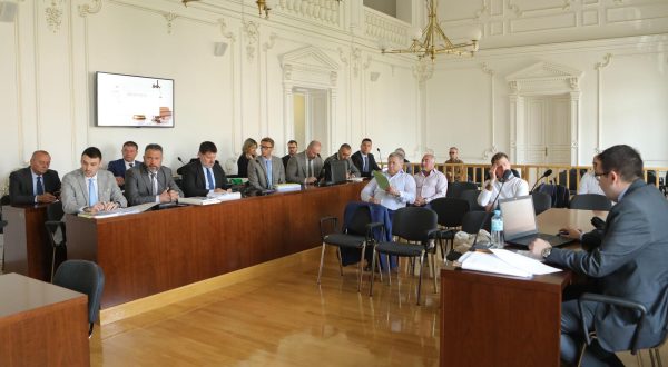 03.05.2023., Osijek - Pregledavanjem dokaza iz dokumentacije koju je predlozio Uskok na osjeckom Zupanijskom sudu nastavljeno je sudjenje Zdravku i Zoranu Mamicu te jos petorici optuzenih za izvlacenje novca iz NK Dinama u sklopu zlocinačkog udruzenja u tzv. predmetu "Dinamo 2". Tuziteljstvo je dokumentaciju dostavilo na DVD-u, a obrana je zatrazila da se ona usporedi s dokazima u sudskom spisu. Photo: Dubravka Petric/PIXSELL