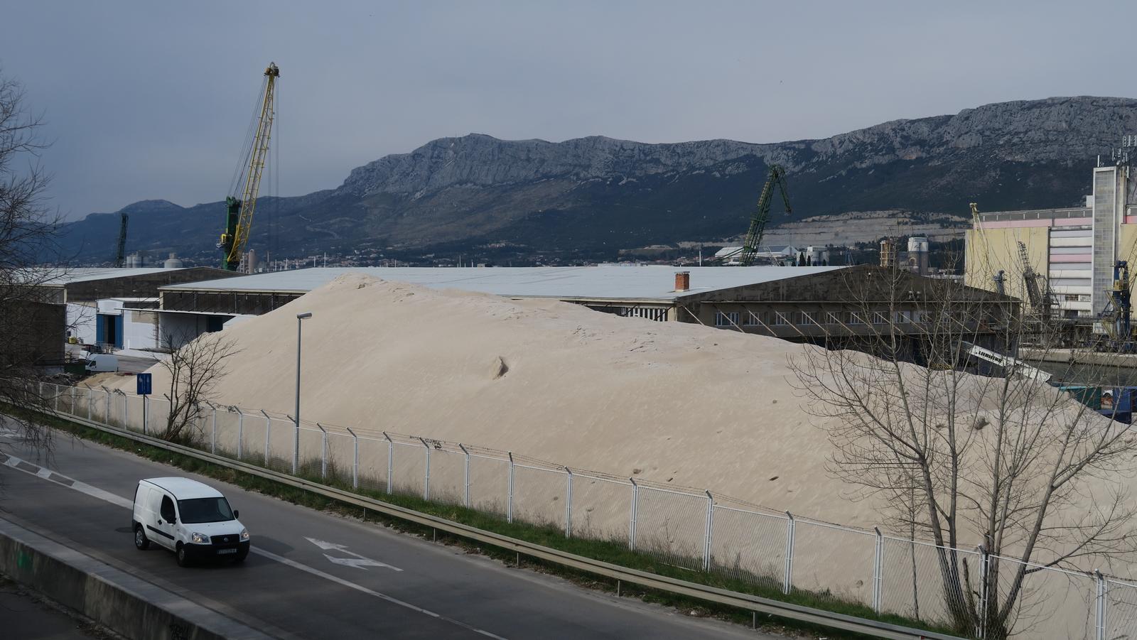 04.03.2022., Split- Troska uskladistena u sjevernoj luci.   Photo: Ivo Cagalj/PIXSELL