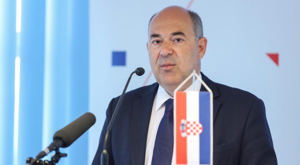 04.05.2021., Zagreb - Potpisivanje ugovora o zamjeni primarne opreme Glavne hidroelektrane Senj izmedju HEP Proizvodnje i zajednice ponuditelja: Koncar - Inzenjering za energetiku i transport i Koncar-Generatori i motori. Ugovor vrijedan 330 milijuna kuna realizirat ce se u sklopu projekta rekonstrukcije i revitalizacije HE Senj vrijednog 557 milijuna kuna. Frane Barbaric. rPhoto: Luka Stanzl/PIXSELL