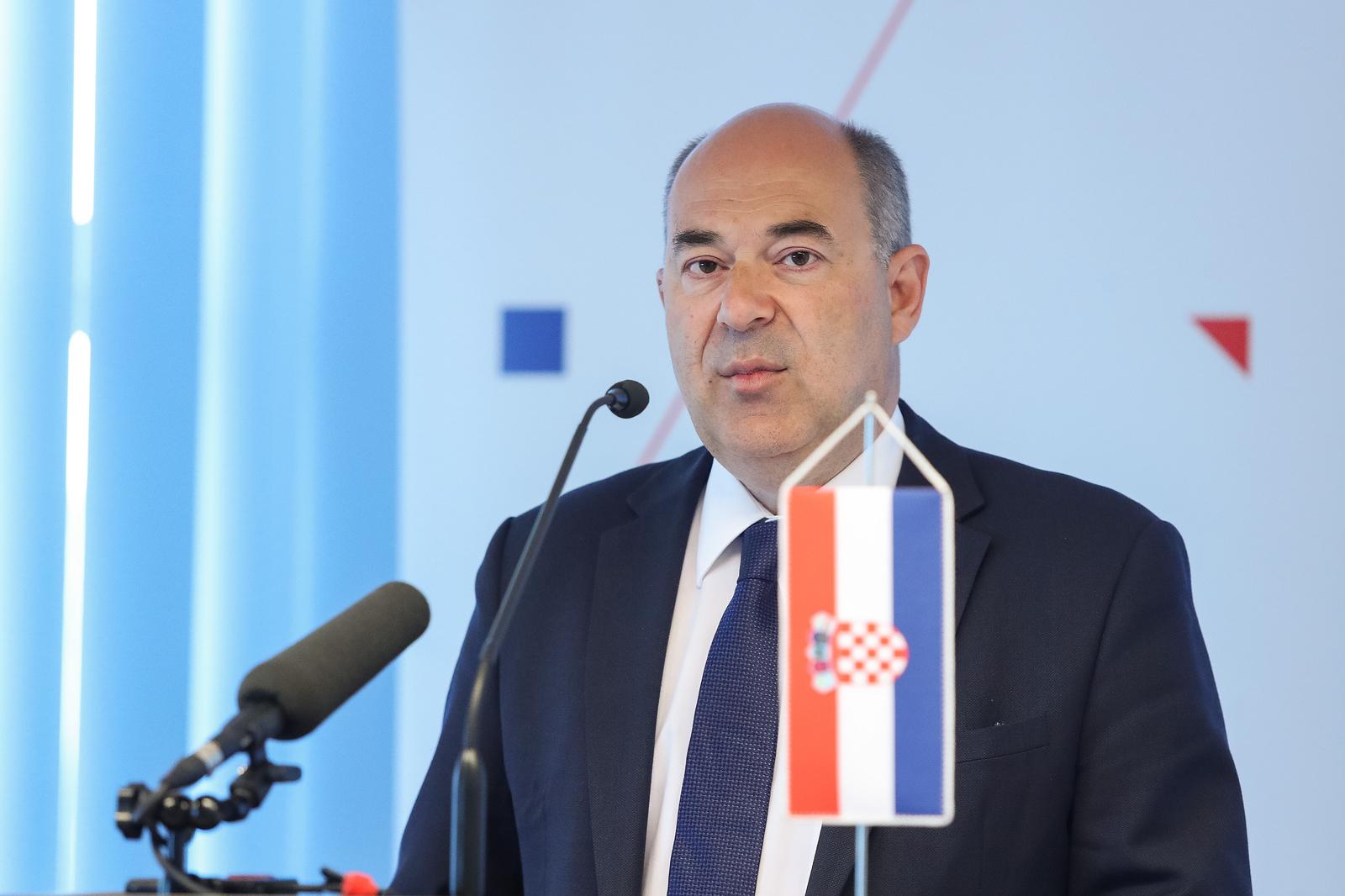 04.05.2021., Zagreb - Potpisivanje ugovora o zamjeni primarne opreme Glavne hidroelektrane Senj izmedju HEP Proizvodnje i zajednice ponuditelja: Koncar - Inzenjering za energetiku i transport i Koncar-Generatori i motori. Ugovor vrijedan 330 milijuna kuna realizirat ce se u sklopu projekta rekonstrukcije i revitalizacije HE Senj vrijednog 557 milijuna kuna. Frane Barbaric. rPhoto: Luka Stanzl/PIXSELL