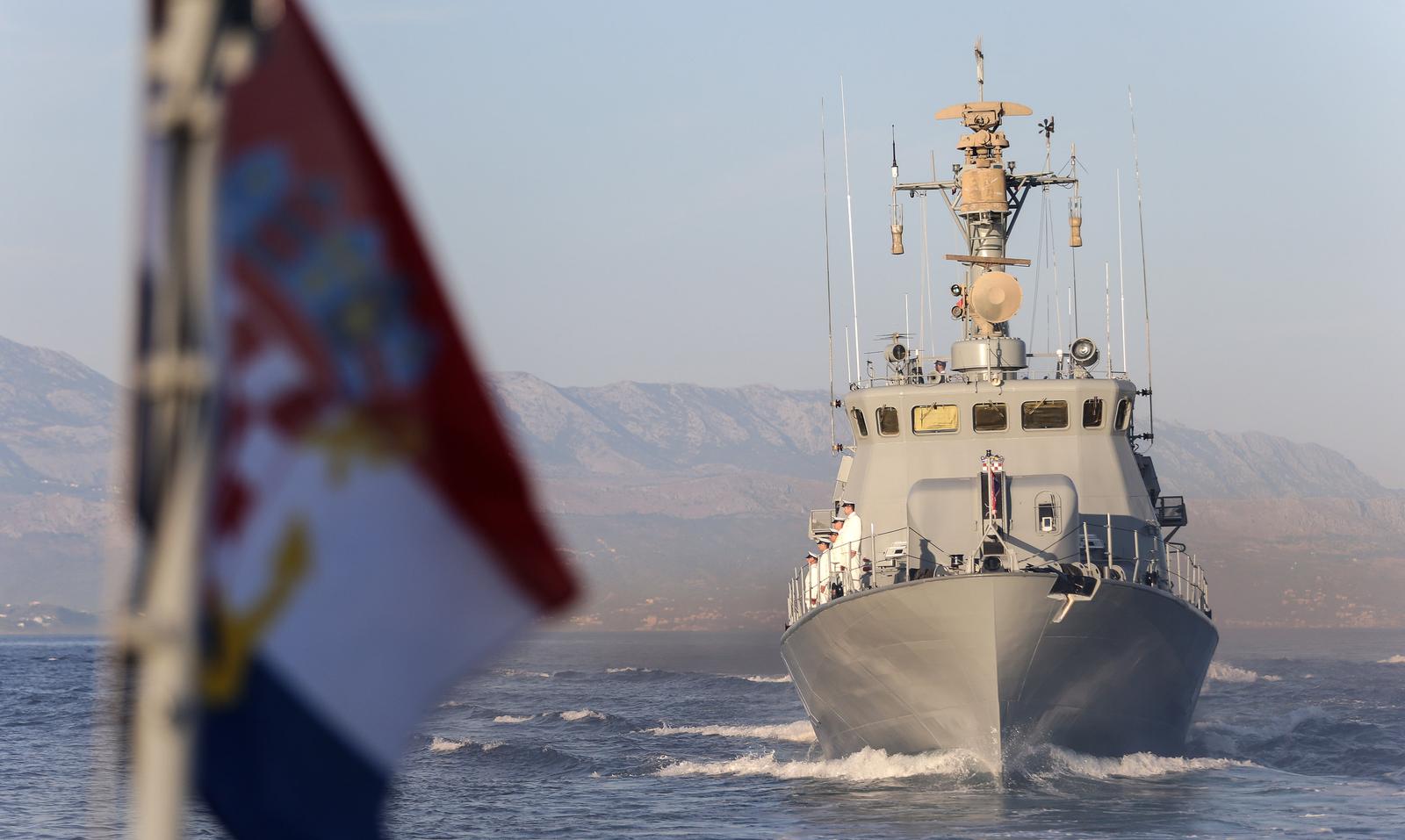 04.08.2015., Split - U akvatorij Brackog kanala u sklopu plovnog postroja Hrvatske ratne mornarice isplovile su cetiri raketne topovnjace Flotile HRM-a i dva ophodna broda Obalne straze RH povodom obiljezavanja 20. obljetnice vojno-redarstvene operacije Oluja.rPhoto: Petar Glebov/PIXSELL