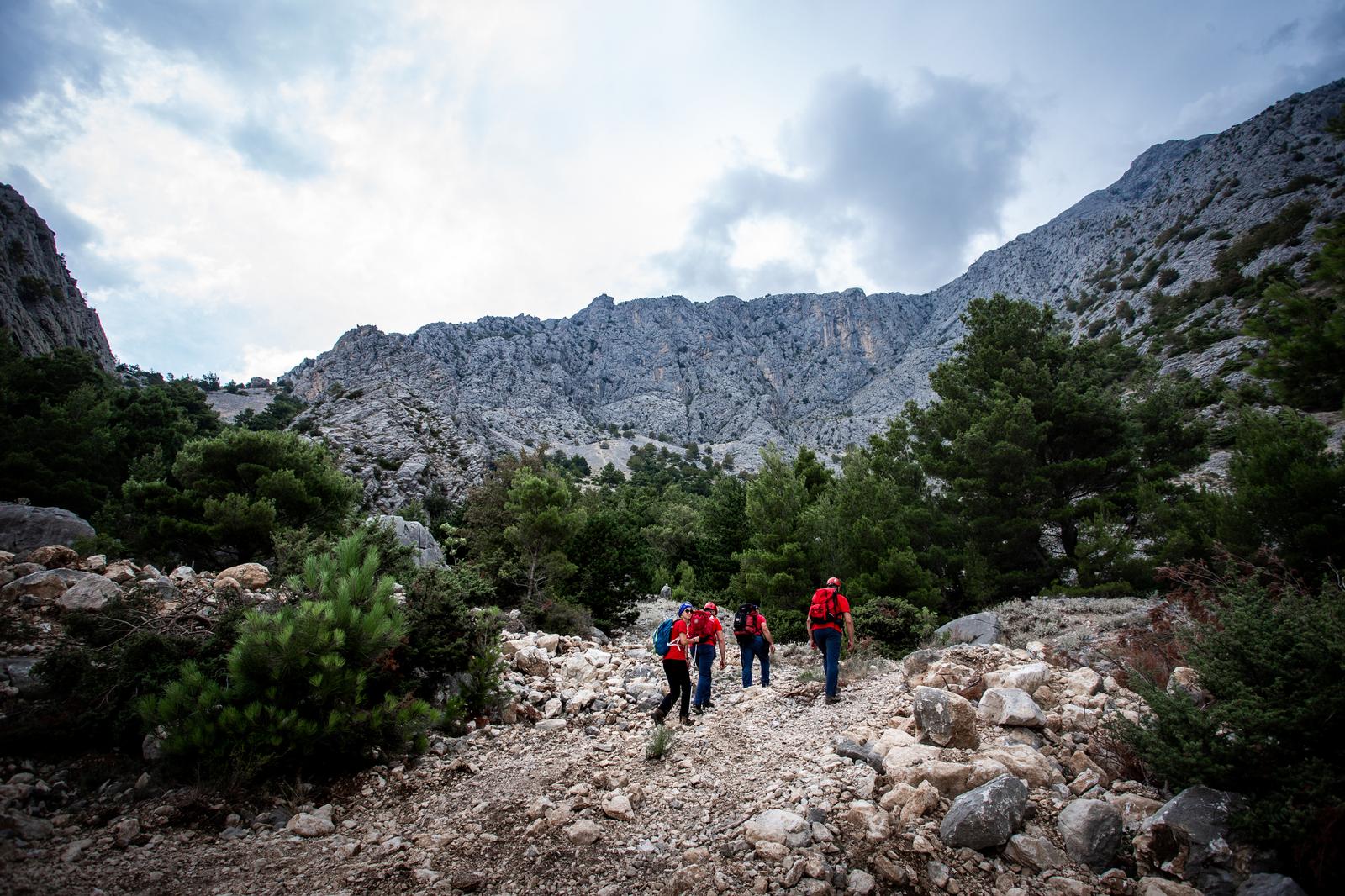 04.08.2020., Makarska - Preko dvjesto clanova HGSS-a vec peti dan traga za Poljakom koji je nestao na Biokovu na najnepristupacnijem podrucju te planine, s liticama visine i do 500 metara.rAngazirano je i sest bespilotnih letjelica, tri potrazna tima s psima, kao i helikopter HRZ-a, te brojna lovacka i planinarska drustva koja su se dobrovoljno javila i ponudila pomoc.rPhoto: Milan Sabic/PIXSELL