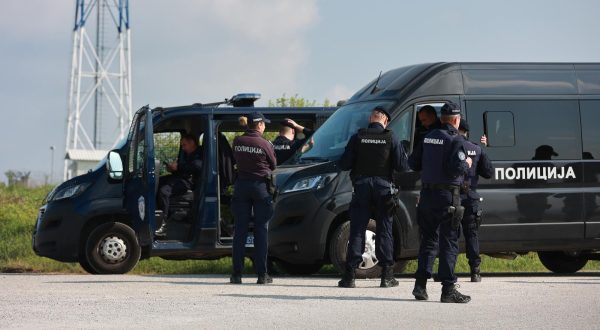 05.05.2023., Dubona, Srbija - Policija osigurava podrucje u selu Dubona kod Mladenovca gdje je sinoc doslo do pucnjave u kojoj je ubijeno osmero ljudi, a ranjeno ih je najmanje 15. Policija je pokrenula akciju "Vihor" i na teren poslala sve raspolozive snage. Photo: Davor Javorovic/PIXSELL