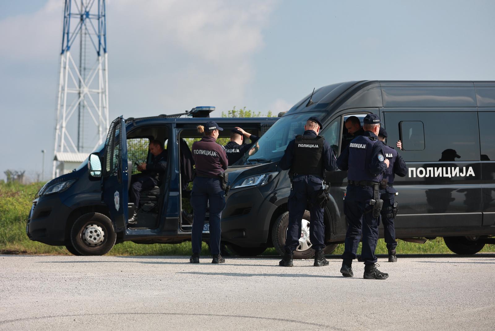 05.05.2023., Dubona, Srbija - Policija osigurava podrucje u selu Dubona kod Mladenovca gdje je sinoc doslo do pucnjave u kojoj je ubijeno osmero ljudi, a ranjeno ih je najmanje 15. Policija je pokrenula akciju "Vihor" i na teren poslala sve raspolozive snage. Photo: Davor Javorovic/PIXSELL