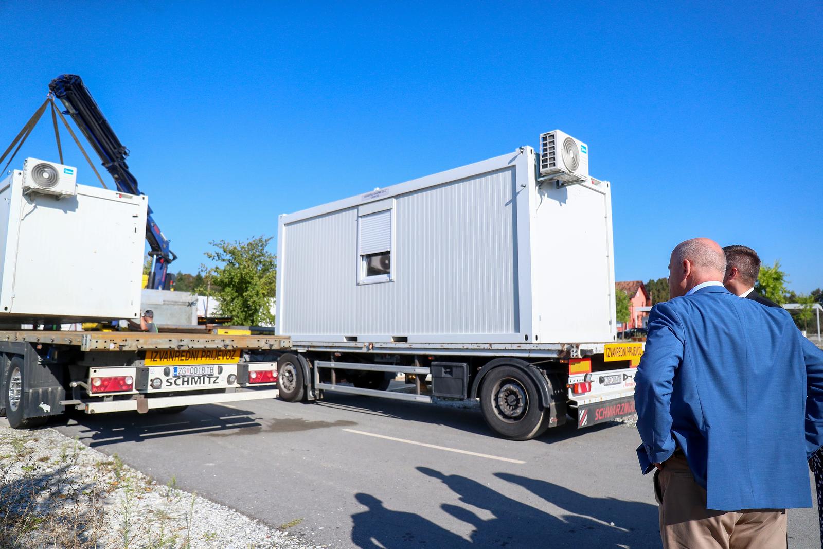 05.09.2023., Glina - Obilazak kontejnerskog naselja s kojeg se odvoze kontejneri. potpredsjednik Vlade i ministar prostornoga uredjenja, graditeljstva i drzavne imovine Branko Bacic Photo: Matija Habljak/PIXSELL
