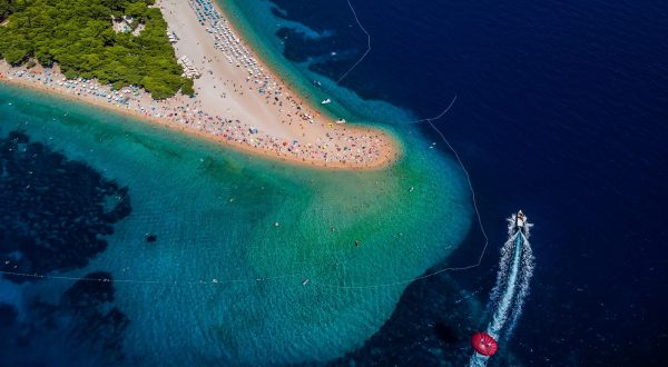 27.08.2023., Bol, Zlatni Rat - Zracna fotografija najpoznatije plaze na Jadranu Zlatni Rat. Tjekom djelovanja valova oblik zlatnog rata se tjekom godine stalno mjenja, zbog valova i morskih struja. Photo: Zvonimir Barisin/PIXSELL