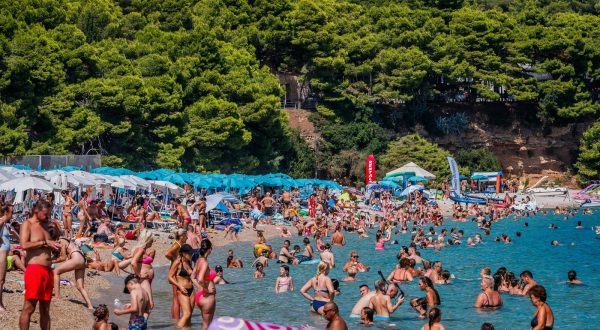 27.08.2023., Bol, Zlatni Rat - Panorame najpoznatije plaze na Jadranu Zlatni Rat. Tjekom djelovanja valova oblik zlatnog rata se tjekom godine stalno mjenja, zbog valova i morskih struja. Photo: Zvonimir Barisin/PIXSELL