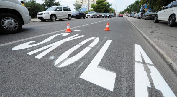 06.09.2014., Sibenik - Uoci pocetka nove skolske godine cestari tijekom cijeloga dana farbaju oznake koje upozoravaju vozace da je u blizini skola. Photo: Hrvoje Jelavic/PIXSELL
