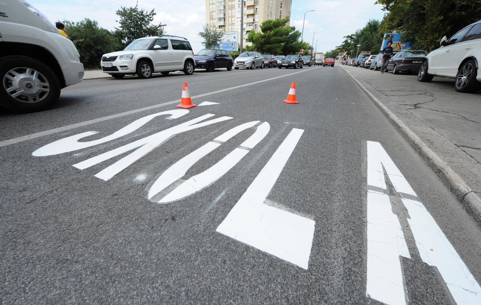 06.09.2014., Sibenik - Uoci pocetka nove skolske godine cestari tijekom cijeloga dana farbaju oznake koje upozoravaju vozace da je u blizini skola. Photo: Hrvoje Jelavic/PIXSELL