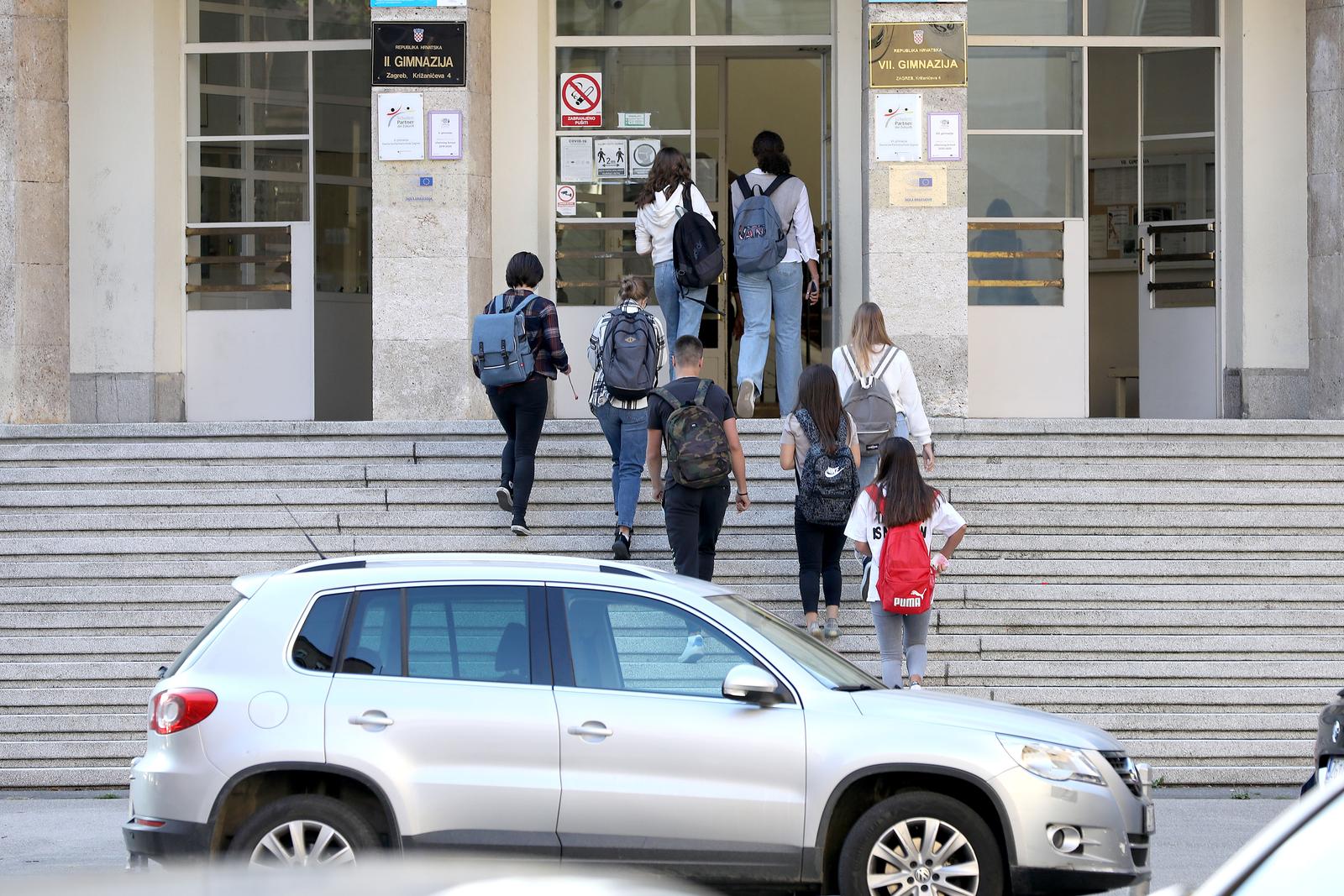 06.09.2021., Zagreb - Za oko 460 tisuca ucenika osnovnih i srednjih skola u Hrvatskoj danas je pocela nova skolska godina. Nastava ce se odrzavati u razredima, uz blaze epidemioloske mjere nego dosad i maske u situacijama kada se ne moze osigurati siguran razmak.rPhoto: Patrik Macek/PIXSELL