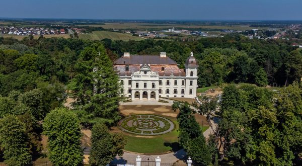 22.08.2023., Našice - Zracka fotografija dvorca  obitelji Pejacevic u Nasicama bio je dom generacijama clanova ove plemicke obitelji, koja je u gradu prisutna od 1734. godine, kada je barun (kasnije grof) Josip Pejacevic kupio nasicki posjed, pa sve do Drugoga svjetskog rata, kada su Pejacevici napustili Nasice i Hrvatsku. Odradjuju se zavrsni radovi na obnovi dvorca. Photo: Davor Javorovic/PIXSELL