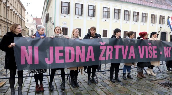 06.12.2022., Zagreb - Zenska mreza Hrvatske odrzala je na Trgu svetog Marka javnu akciju “Ni jedna zrtva vise, ni jedna zena manje” s ciljem pridruzivanja globalnoj kampanji za uvodjenje Medjunarodnog dana protiv femicida. Photo: Patrik Macek/PIXSELL