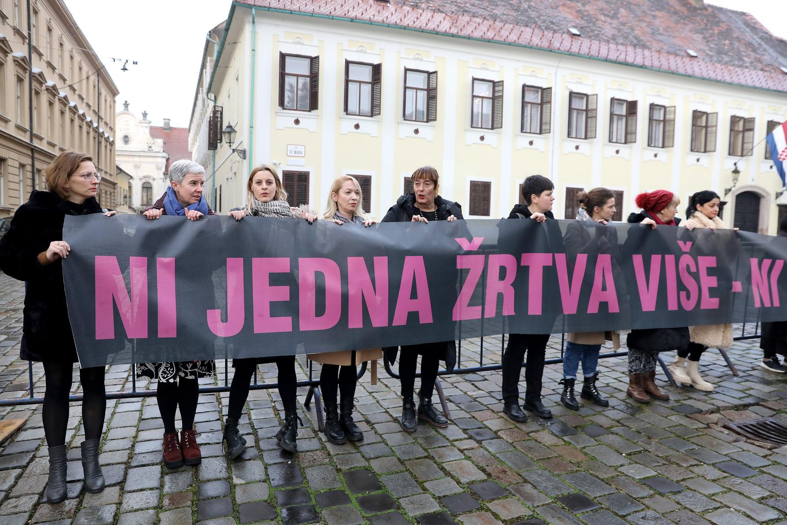 06.12.2022., Zagreb - Zenska mreza Hrvatske odrzala je na Trgu svetog Marka javnu akciju “Ni jedna zrtva vise, ni jedna zena manje” s ciljem pridruzivanja globalnoj kampanji za uvodjenje Medjunarodnog dana protiv femicida. Photo: Patrik Macek/PIXSELL