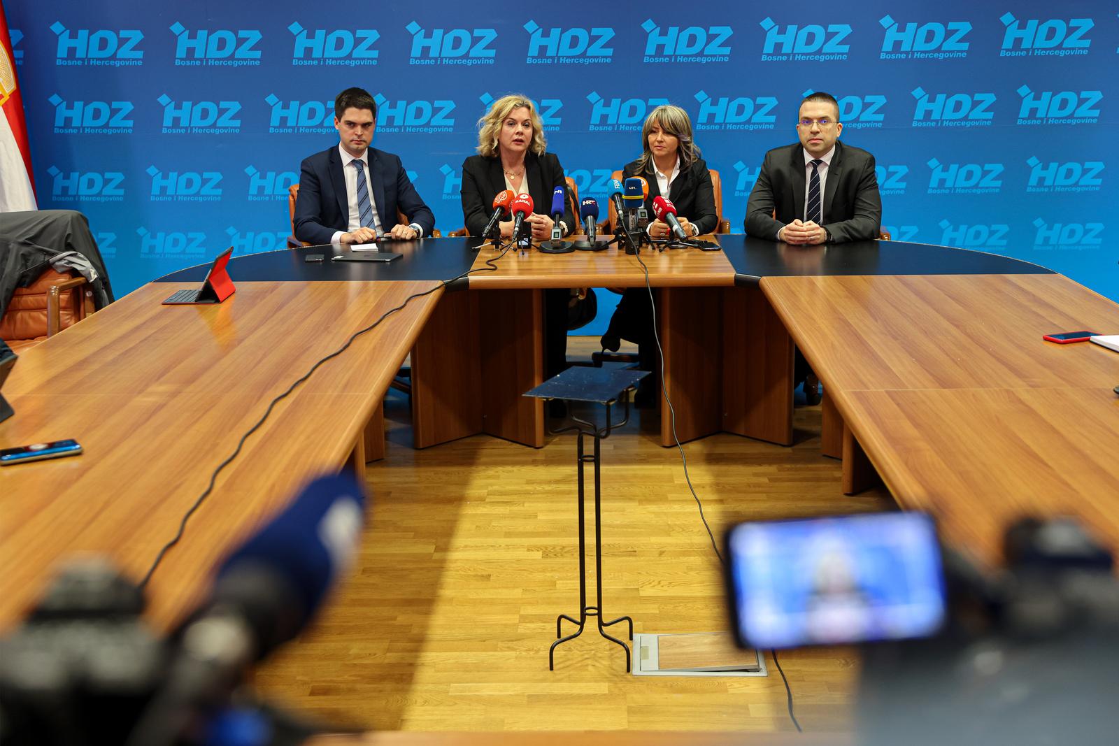 07.01.2022., Mostar - Zastupnici iz Hrvatske u Europskom parlamentu, Zeljana Zovko, Suncana Glavak, Karlo Ressler i Tomislav Sokol odrzali konferenciju za medije u zgradi HDZ-a Bosne i Hercegovine gdje su prisustvovali sjednici predsjednistva HNS-a. Photo: Denis Kapetanovic/PIXSELL