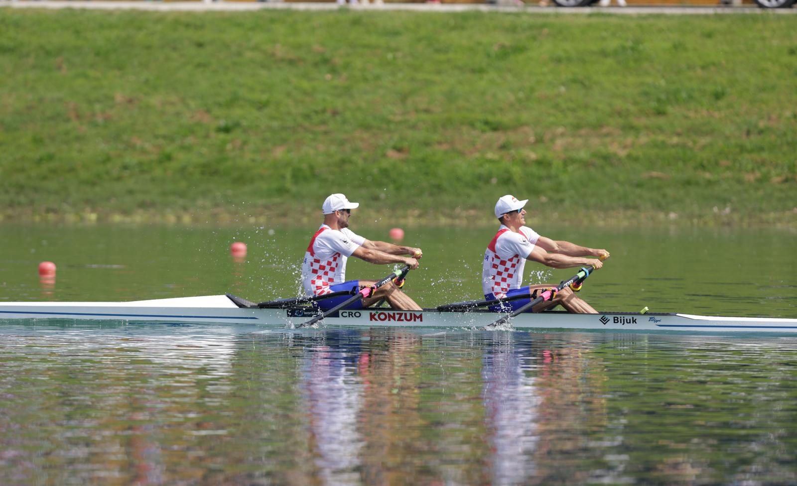 07.05.2023. Zagreb -. Braca Martin i Valent Sinkovic  su  osvojili zlatnu medalju u dvojcu na parice na Svjetskom veslackom kupu na Jarunu Photo: Luka Stanzl/PIXSELL