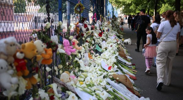 07.05.2023., Beograd,  Veliki broj gradjana neprestano dolazi ispred osnovne skole "Vladislav Ribnikar”, kako bi se upisao u knjigu zalosti i zapalili svijece za sve zrtve. Ostavljaju vrl dirljive poruke Photo: Armin Durgut/PIXSELL