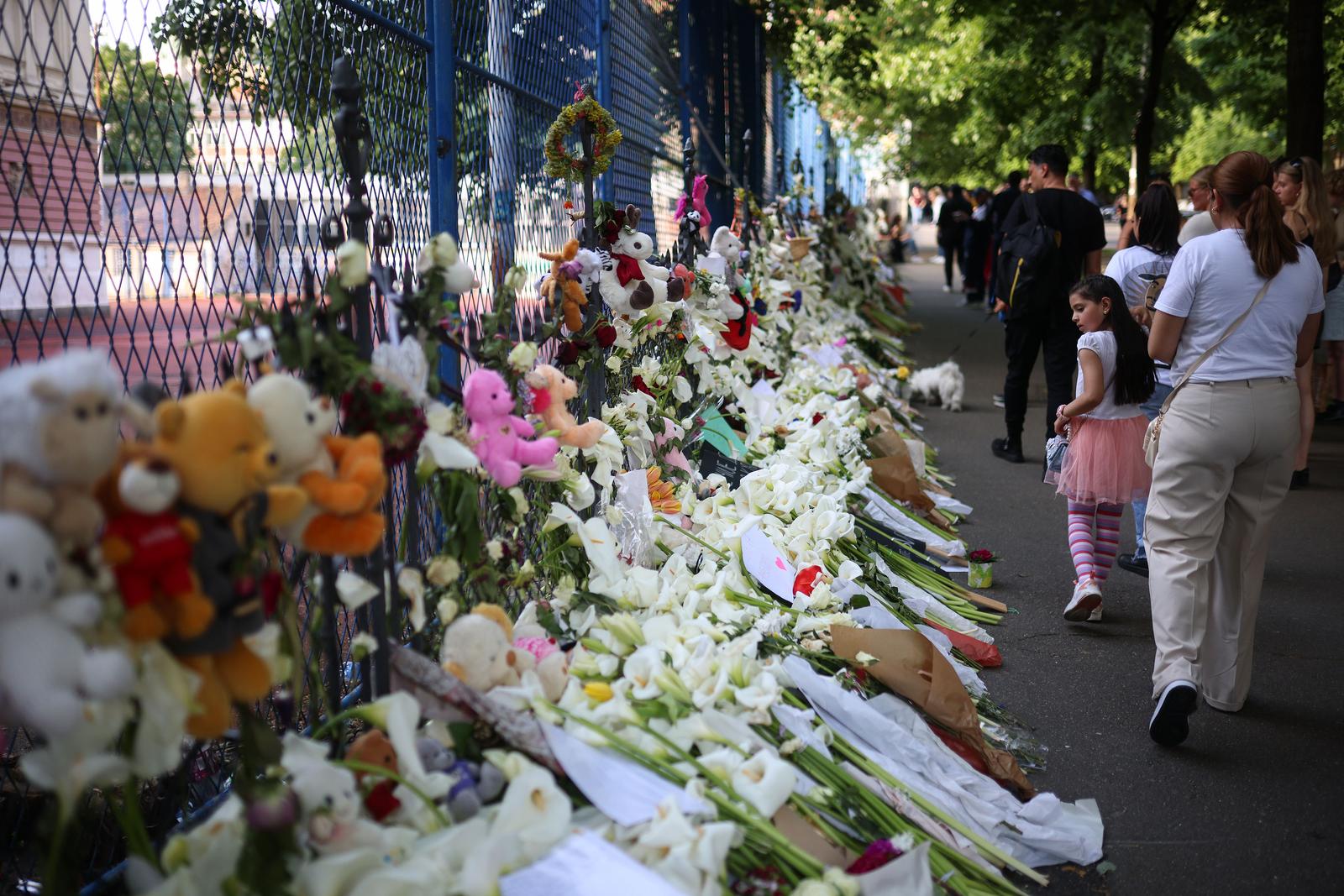 07.05.2023., Beograd,  Veliki broj gradjana neprestano dolazi ispred osnovne skole "Vladislav Ribnikar”, kako bi se upisao u knjigu zalosti i zapalili svijece za sve zrtve. Ostavljaju vrl dirljive poruke Photo: Armin Durgut/PIXSELL