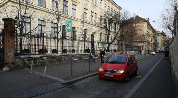 16.02.2009.,Zagreb - U Varsavskoj ulici promet ugrozava sigurnost djece koja svakodnevno tuda prolaze dok idu u skolu. rPhoto: Jurica Galoic/24sata