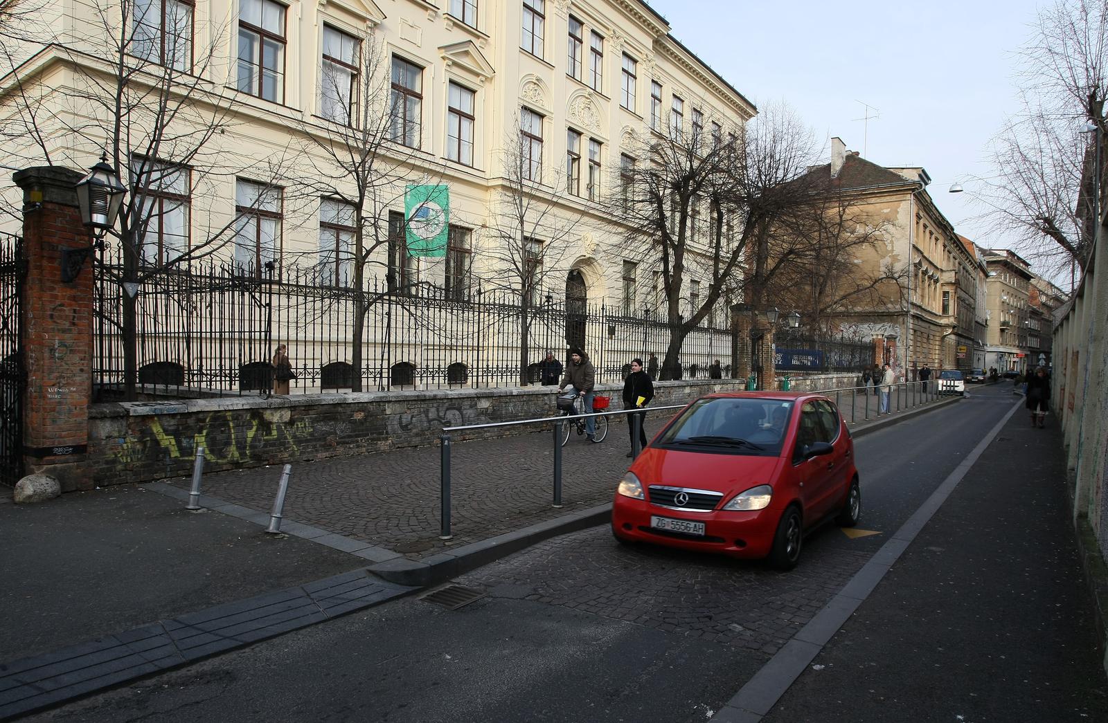 16.02.2009.,Zagreb - U Varsavskoj ulici promet ugrozava sigurnost djece koja svakodnevno tuda prolaze dok idu u skolu. rPhoto: Jurica Galoic/24sata