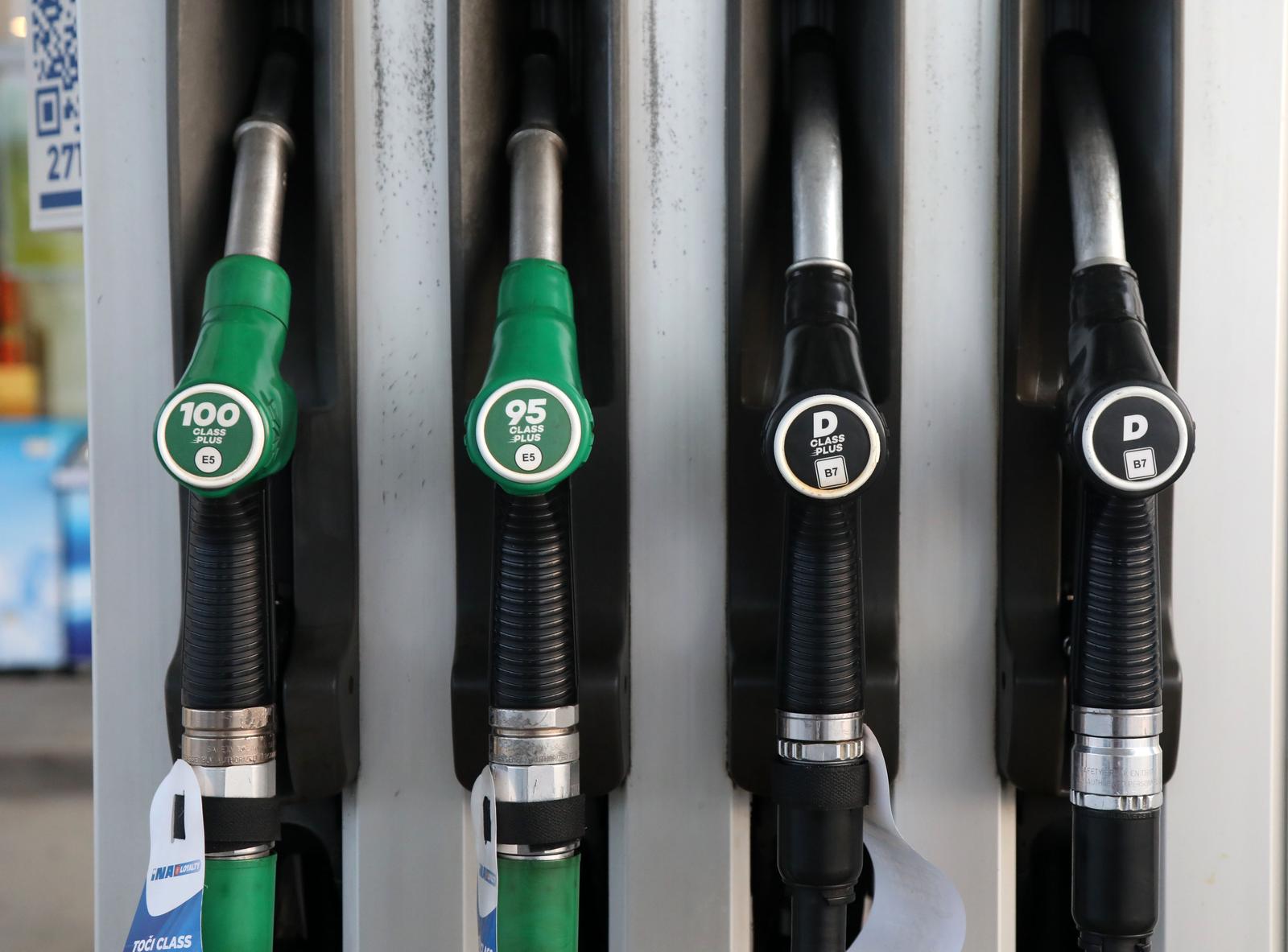 09.05.2023.,Sibenik- Cijene goriva na benzinskim pumpama u Hrvatskoj i dalje su u padu a od danas su 1,32 EUR/l (9,95 kn/l) za benzinsko gorivo (smanjenje 0,08 EUR/l),1,23 EUR/l (9,27 kn/l) za dizelsko gorivo (smanjenje 0,08 EUR/l), 0,73 EUR/l (5,50 kn/l) za plavi dizel (smanjenje 0,08 EUR/l), 1,04 EUR/kg (7,84 kn/kg) UNP za spremnike (smanjenje 0,20 EUR/kg), 1,60 EUR/kg (12,06 kn/kg) UNP za boce (smanjenje 0,20 EUR/kg). Photo: Dusko Jaramaz/PIXSELL