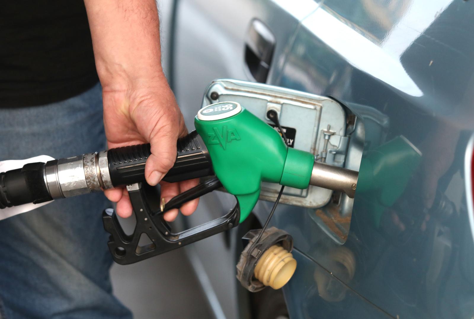09.05.2023.,Sibenik- Cijene goriva na benzinskim pumpama u Hrvatskoj i dalje su u padu a od danas su 1,32 EUR/l (9,95 kn/l) za benzinsko gorivo (smanjenje 0,08 EUR/l),1,23 EUR/l (9,27 kn/l) za dizelsko gorivo (smanjenje 0,08 EUR/l), 0,73 EUR/l (5,50 kn/l) za plavi dizel (smanjenje 0,08 EUR/l), 1,04 EUR/kg (7,84 kn/kg) UNP za spremnike (smanjenje 0,20 EUR/kg), 1,60 EUR/kg (12,06 kn/kg) UNP za boce (smanjenje 0,20 EUR/kg). Photo: Dusko Jaramaz/PIXSELL