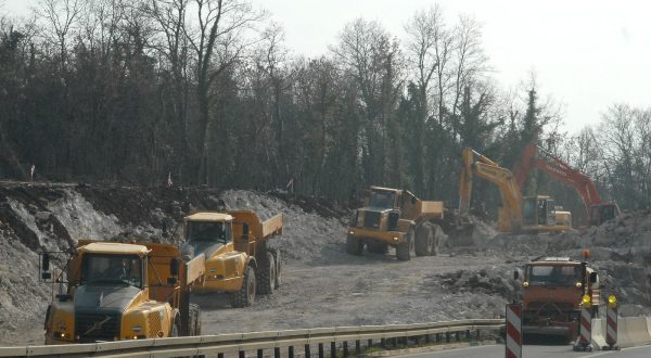 18.03.2010.,Buje - Radovi na izgradnji drugog kraka Istarskog Ipsilona  u punom su tijeku. Na vise lokacija (Vodnjan, Buje, Brtonigla, Visnjan) teska mehanizacija i mineri odradju svoje. Ispred mjesta Brtonigla  radnici Vijadukta pletu celicnu mrezu za betonazu stupova nadvoznjaka. r"nPhoto: Dusko Marusic/PIXSELL