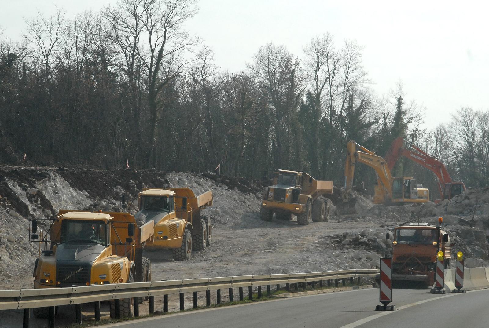 18.03.2010.,Buje - Radovi na izgradnji drugog kraka Istarskog Ipsilona  u punom su tijeku. Na vise lokacija (Vodnjan, Buje, Brtonigla, Visnjan) teska mehanizacija i mineri odradju svoje. Ispred mjesta Brtonigla  radnici Vijadukta pletu celicnu mrezu za betonazu stupova nadvoznjaka. r"nPhoto: Dusko Marusic/PIXSELL