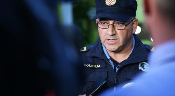 10.07.2019., Djakovo - Nacelnik PU Osjecko-baranjske zupanije Ladislav Bece odrzao je konferenciju za medije na temu trenutne situacije ocevida i istrage unutar policije nakon sto je jucer u zgradi Centra za socijalnu skrb u Ulici Petra Preradovica doslo do pucnjave pri cemu je jedna osoba poginula, a druga je tesko ranjena. Photo: Davor Javorovic/PIXSELL