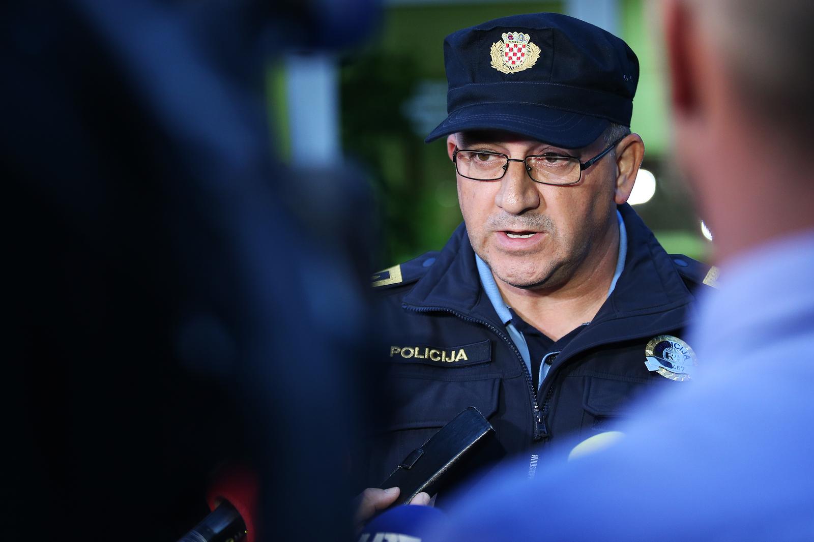 10.07.2019., Djakovo - Nacelnik PU Osjecko-baranjske zupanije Ladislav Bece odrzao je konferenciju za medije na temu trenutne situacije ocevida i istrage unutar policije nakon sto je jucer u zgradi Centra za socijalnu skrb u Ulici Petra Preradovica doslo do pucnjave pri cemu je jedna osoba poginula, a druga je tesko ranjena. Photo: Davor Javorovic/PIXSELL