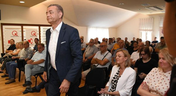 10.07.2023., Koprivnica  -  Zupan Darko Koren potpisao i podijelio ugovore s korisnicima sredstava koja su dodijeljena putem Javnog natjecaja za sufinanciranje koristenja obnovljivih izvora energije za proizvodnju elektricne energije u kucanstvima, za vlastitu potrosnju, na podrucju Koprivnicko-križevacke zupanije u 2023. godini. Spomenuta zupanija prva je u Hrvatskoj krenula sa takvom vrstom sufinanciranja, a u prvom krugu dodijeljeni su ugovori za 78 korisnika, a sufinanciranje iznosi preko 200.000 eura Photo: Damir Spehar/PIXSELL