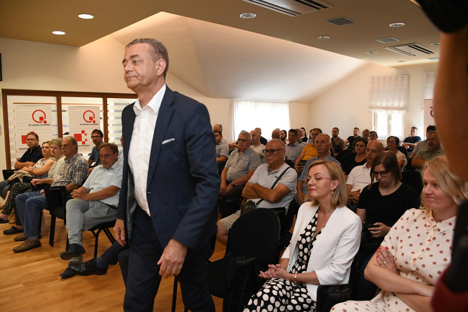 10.07.2023., Koprivnica  -  Zupan Darko Koren potpisao i podijelio ugovore s korisnicima sredstava koja su dodijeljena putem Javnog natjecaja za sufinanciranje koristenja obnovljivih izvora energije za proizvodnju elektricne energije u kucanstvima, za vlastitu potrosnju, na podrucju Koprivnicko-križevacke zupanije u 2023. godini. Spomenuta zupanija prva je u Hrvatskoj krenula sa takvom vrstom sufinanciranja, a u prvom krugu dodijeljeni su ugovori za 78 korisnika, a sufinanciranje iznosi preko 200.000 eura Photo: Damir Spehar/PIXSELL