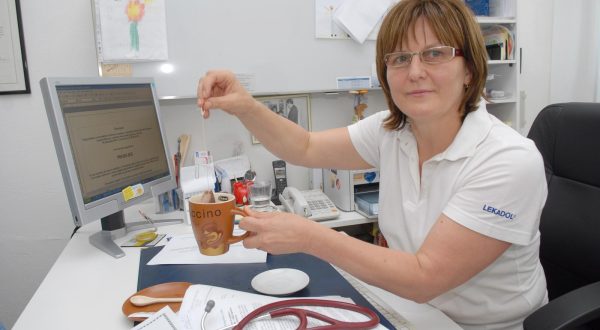 19.08.2010., Karlovac - Lijecnica opce medicine Gordana Dosen prosvjedovala zbog pritiska koji na nju vrsi HZZO jer ne zeli prijeci na drugi informaticki sustav za izdavanje e-uputnica. Lijecnica je prosvjed nazvala Prosvjednom cajankom, a caj koji je ispijala bio je ponudjen i pacijentima. rPhoto: Kristina Stedul Fabac/PIXSELL