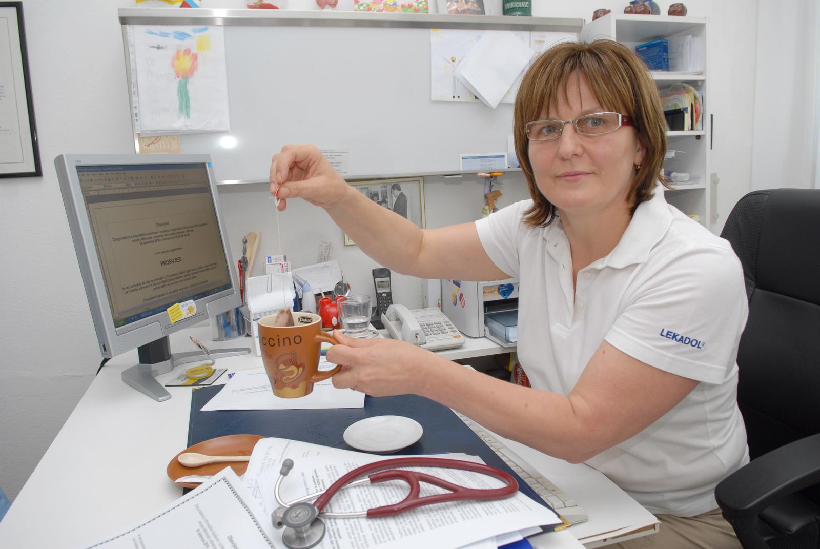 19.08.2010., Karlovac - Lijecnica opce medicine Gordana Dosen prosvjedovala zbog pritiska koji na nju vrsi HZZO jer ne zeli prijeci na drugi informaticki sustav za izdavanje e-uputnica. Lijecnica je prosvjed nazvala Prosvjednom cajankom, a caj koji je ispijala bio je ponudjen i pacijentima. rPhoto: Kristina Stedul Fabac/PIXSELL