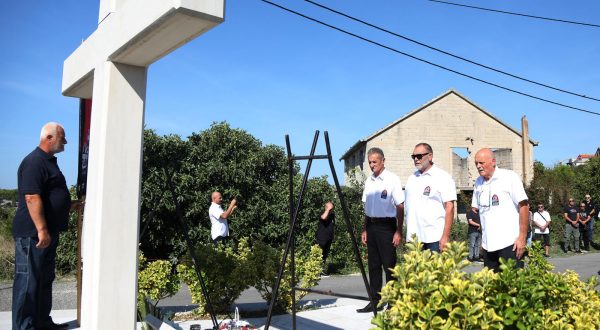 10.09.2023., Skradin - U povodu obiljezavanja 32. obljetnice Spomendana Rujanskog rata, na spomen krizu na Velikoj Glavi polozeni su vijenci i upaljene svijece i tako odana pocast poginulim braniteljima.

 Photo: Dusko Jaramaz/PIXSELL