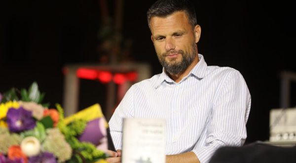 10.09.2023., Rijeka - Otvorenje 16. Vriska - rijeckog sajma knjiga i festivala autora i dodjela VBZove knjizevne nagrade za najbolji neobjavljeni roman, odrzano je u parku Art kvarta Bencic. Nagradu za najbolji neobjavljeni roman dobio je Nebojsa Lujanovic za roman "Tvornica Hrvata". Photo: Goran Kovacic/PIXSELL