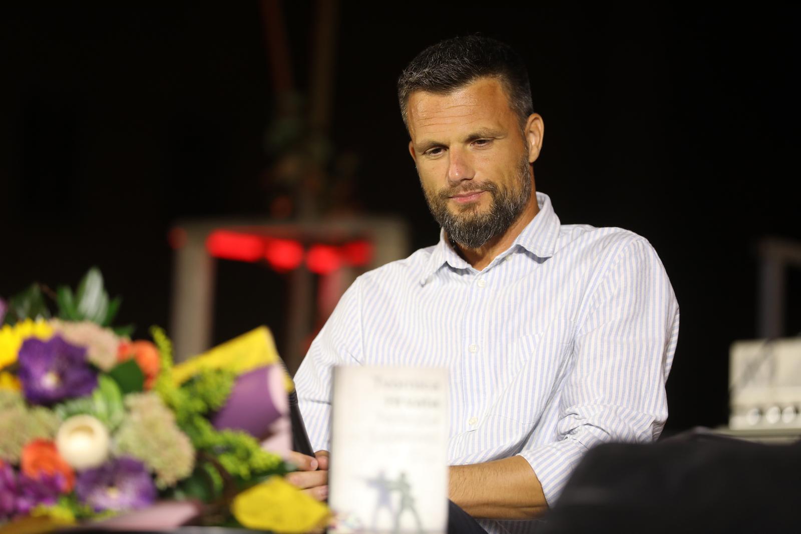 10.09.2023., Rijeka - Otvorenje 16. Vriska - rijeckog sajma knjiga i festivala autora i dodjela VBZove knjizevne nagrade za najbolji neobjavljeni roman, odrzano je u parku Art kvarta Bencic. Nagradu za najbolji neobjavljeni roman dobio je Nebojsa Lujanovic za roman "Tvornica Hrvata". Photo: Goran Kovacic/PIXSELL