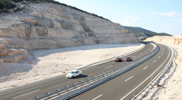 31.03.2011., Ploce - Zbog nezakonitosti prilikom gradnje prateceg usluznog objekta (PUO) Ploce na autocesti Zagreb-Split-Dubrovnik, cvor Ploce-luka Ploce, uhiceni su Jurica Prskalo i Mario Lovrincevic, bivsi celnici HAC-a. Kazneno su djelo pocinili na nacin da su mimo postojeceg idejnog projekta i nakon sto je trasa autoceste vec bila dovrsena nalozili izradu dodatnog projekta koji bi obuhvatio prateci usluzni objekt Ploce na mjestu na kojem, prema pravilima struke, ne moze postojati takav objekt - u stijeni. Gradnja objekta dodijeljena je braci Zuzul iz Skladgradnje, bez provedbe javnog natjecaja, a steta iznosi 64 mil. kn. r"nPhoto: Ivo Cagalj/PIXSELL