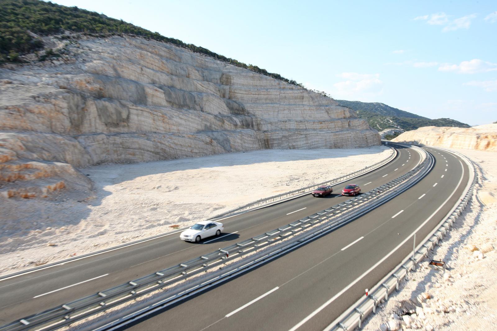 31.03.2011., Ploce - Zbog nezakonitosti prilikom gradnje prateceg usluznog objekta (PUO) Ploce na autocesti Zagreb-Split-Dubrovnik, cvor Ploce-luka Ploce, uhiceni su Jurica Prskalo i Mario Lovrincevic, bivsi celnici HAC-a. Kazneno su djelo pocinili na nacin da su mimo postojeceg idejnog projekta i nakon sto je trasa autoceste vec bila dovrsena nalozili izradu dodatnog projekta koji bi obuhvatio prateci usluzni objekt Ploce na mjestu na kojem, prema pravilima struke, ne moze postojati takav objekt - u stijeni. Gradnja objekta dodijeljena je braci Zuzul iz Skladgradnje, bez provedbe javnog natjecaja, a steta iznosi 64 mil. kn. r"nPhoto: Ivo Cagalj/PIXSELL