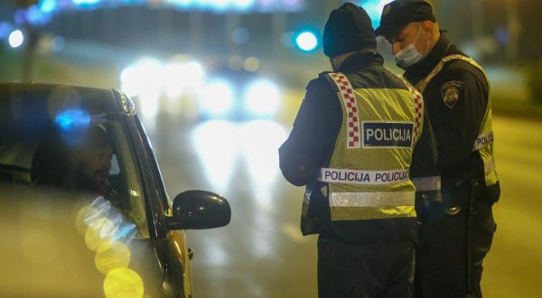 11.11.2020., Zagreb -  Policija zaustavlja i provjerava vozace povodom Martinja.rPhoto: Matija Habljak/PIXSELL