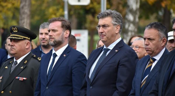 11.11.2022., Zupanja - Predsjednik Vlade Andrej Plenkovic polozio je vijenac te zapalio svijecu ispred Spomen obiljezja poginulim braniteljima zupanjske Posavine. Andrej Plenkovic, Mario Banozic. Photo: Matija Milanovic/PIXSELL