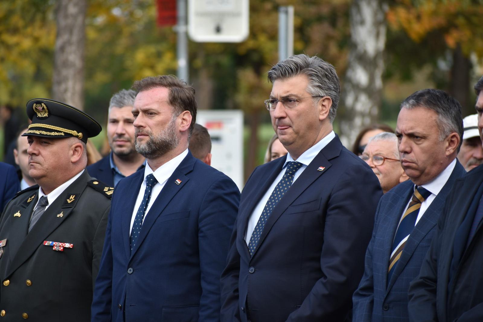 11.11.2022., Zupanja - Predsjednik Vlade Andrej Plenkovic polozio je vijenac te zapalio svijecu ispred Spomen obiljezja poginulim braniteljima zupanjske Posavine. Andrej Plenkovic, Mario Banozic. Photo: Matija Milanovic/PIXSELL